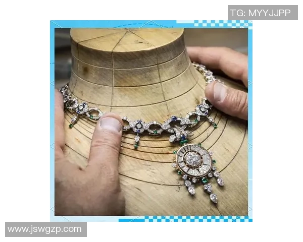 梵克雅宝手链与足球明星的完美结合展现奢华与运动的魅力